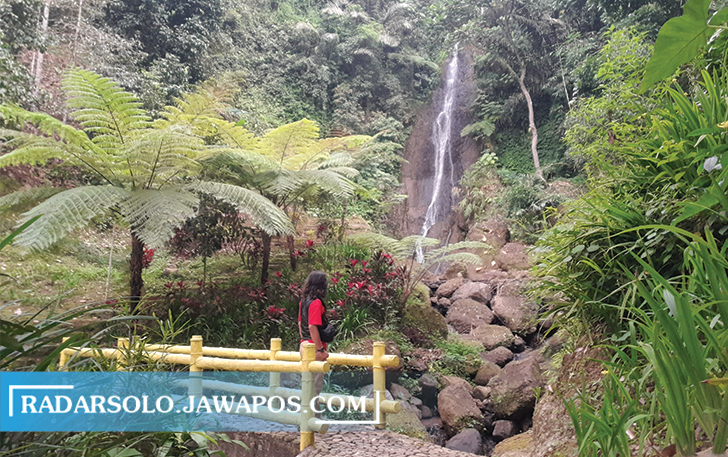 POTENSIAL: Air terjun Jurangjero di Desa Gerdu, Kecamatan Karangpandan, Karanganyar butuh sentuhan pihak ketiga agar lebih menarik bagi wisatawan. (RUDI HARTONO/RADAR SOLO)