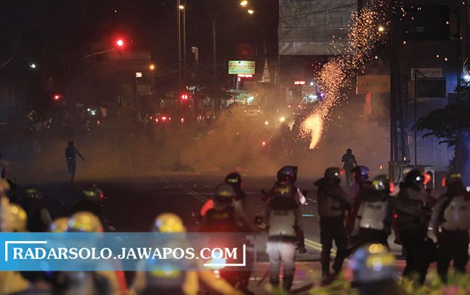 Aksi tolak UU Cipta di Bundaran Kartasura ricuh, Kamis (8/10).