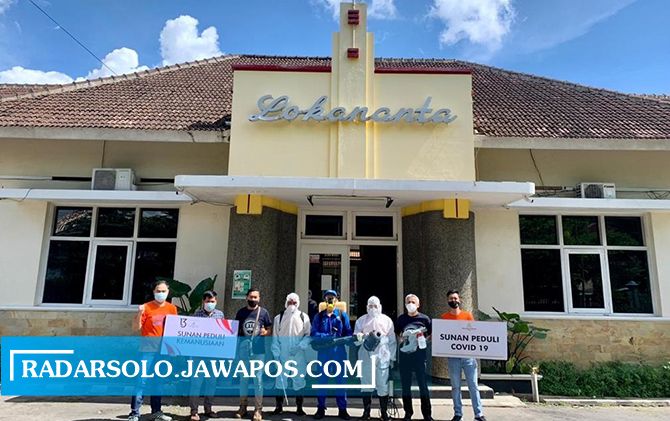 Aksi sosial The Sunan Hotel Solo melakukan penyemprotan disinfektan di Lokananta.