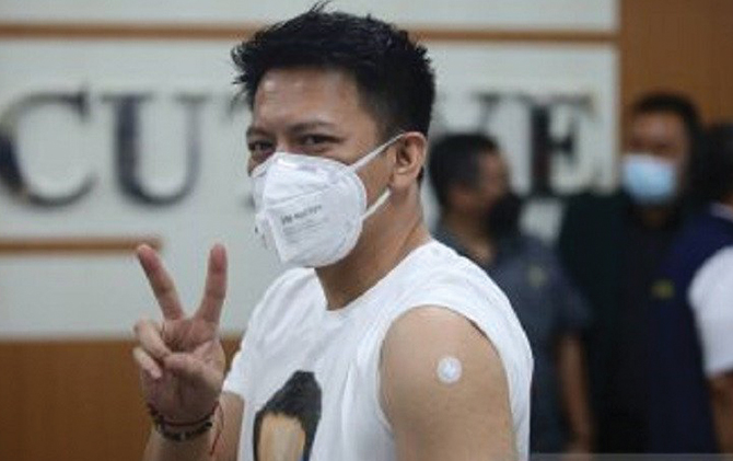 Ariel NOAH usai mengikuti vaksinasi Covid-19. (ANTARA)