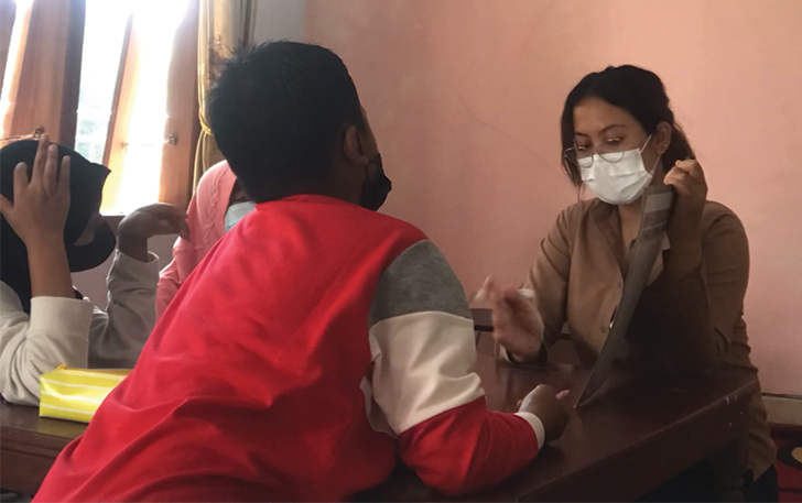 BELAJAR BERSAMA: Azalea Puteri Utami ajari anak-anak di sekitar rumahnya mengerjakan pekerjaan rumah. (DOKUMEN PRIBADI)