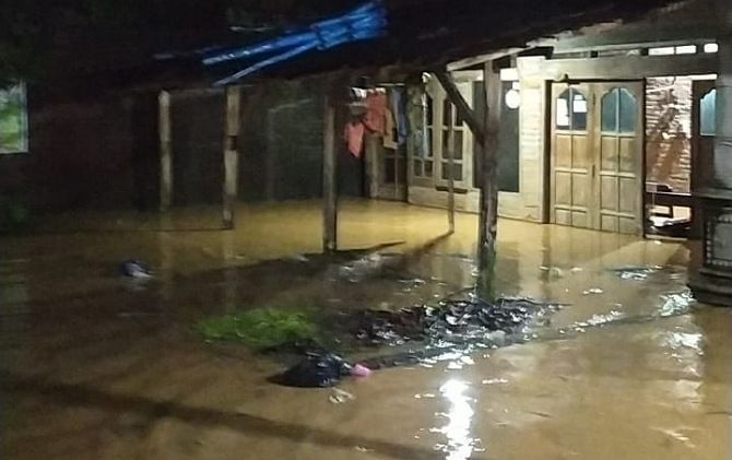 Banjir masuk ke rumah, membuat warga terpaksa mengungsi.