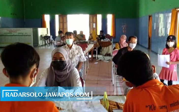 ANTRE: Penyaluran bantuan sosial tunai (BST) di Karanganyar, beberapa waktu lalu. (RUDI HARTONO/RADAR SOLO)