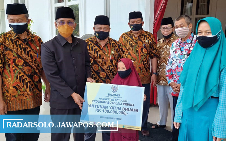 LEGA: salah satu anak yatim duafa menerima bantuan, hasil kerjasama Pemkab dengan Baznas Boyolali. (RAGIL LISTYO/RADAR SOLO)