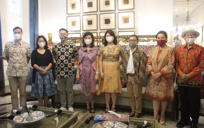 PRA LAUNCHING: GPH Paundrakarna JS (tiga dari kiri), Komisaris Utama Batik Keris Lina Handianto (empat dari kiri), Nina Akbar Tandjung (dua dari kanan), dan Akbar Tandjung (pojok kanan).