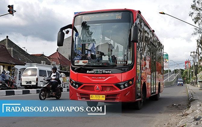 SOLUSI: BST yang masuk program buy the service mulai beroperasi kemarin (20/12), BST menjadi salah satu solusi kemacetan di Solo. (RADAR SOLO PHOTO)