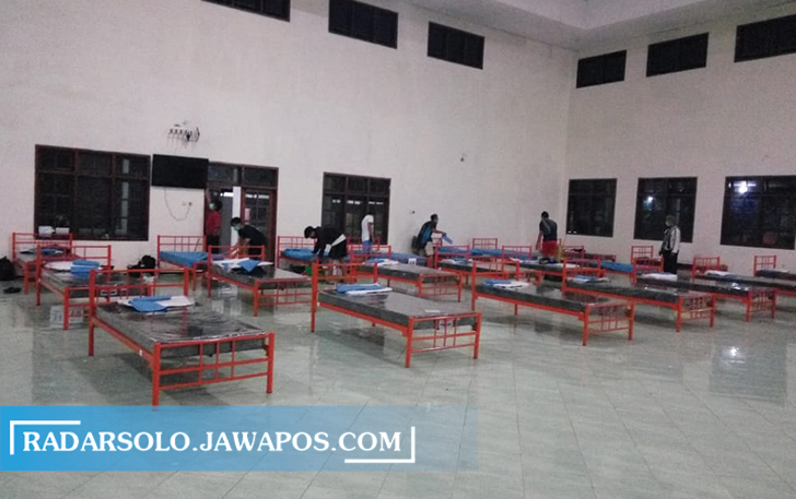 SIAP DIGUNAKAN: Personel BPBD Karanganyar menata bed baru untuk isoter Gedung Wanita. (RUDI HARTONO/RADAR SOLO)