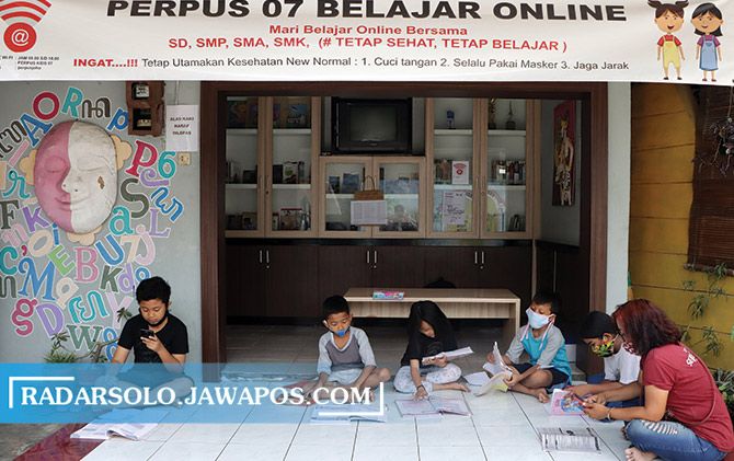 Anak-anak didampingi sukarelawan belajar di pos ronda yang disulap jadi perpustakaan di Kampung Joho, Manahan, Banjarsari, tahun lalu. Pemkot akan memberhentikan PTM dan kembali memberlakukan PJJ. (RADAR SOLO PHOTO)