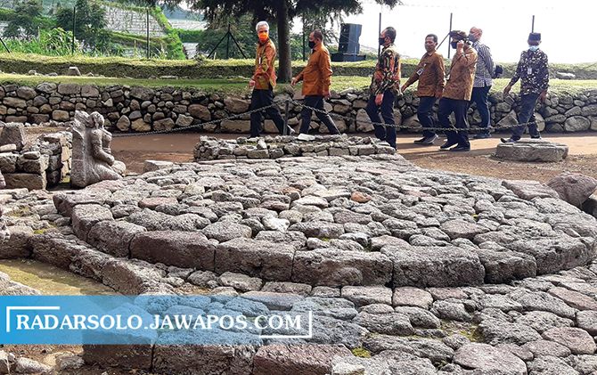 Gubernur Jawa Tengah Ganjar Pranowo bersama Bupati Juliyatmono saat mengunjungi Candi Ceto, Rabu (18/11). Desember mendatang, Candi Ceto mulai beralih sistem e-ticketing.