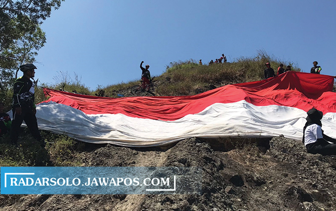 Bendera merah putih raksasa dikibarkan di puncak Gunung Gajah Mungkur Sukoharjo, Selasa (17/8). (IWAN KAWUL/RADAR SOLO)