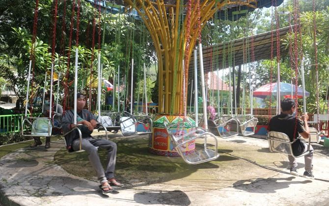 Petugas menaiki wahana ontang-anting pada simulasi dibukanya wisata di objek wisata Waduk Gajah Mungkur, Sabtu (28/11).