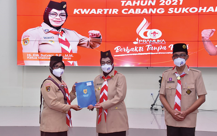 TANGGUH: Bupati-Wakil Bupati Sukoharjo Etik Suryani dan Agus Santosa hadiri upacara peringatan Hari Pramuka Ke-60 Kwartir Daerah Jawa Tengah 2021 secara virtual di Lantai 10 Gedung Menara Wijaya, Selasa (31/8). (PEMKAB SUKOHARJO FOR RADAR SOLO)