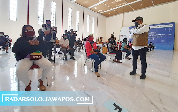 TEGASKAN GRATIS: Bupati Juliyatmono saat meninjau vaksinasi buruh di Colomadu. (RUDI HARTONO/RADAR SOLO)