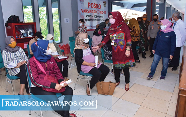 TEKAN RISIKO: Bupati Etik Suryani pantau vaksinasi ibu hamil di RSUD Ir Soekarno, Kamis (19/8) kemarin. (IWAN KAWUL/RADAR SOLO)