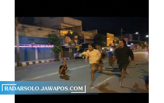Screenshoot foto balap lari jalanan di depan Pasar Wonogiri Kota, Selasa dini hari (15/9).