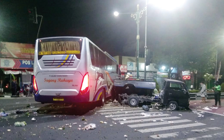 ABAIKAN LALU LINTAS: Bus Sugeng Rahayu terobos lampu merah dan menabrak mobil pickup di depan Pos Lalu lintas Pasar Kota Sragen. (ISTIMEWA)