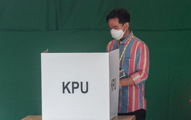 Cawali Solo Gibran Rakabuming Raka mencoblos di TPS 22 Kelurahan Manahan.
