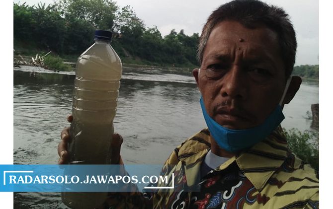 Pengambilan sampel air Bengawan Solo oleh DLH, Rabu (21/10).