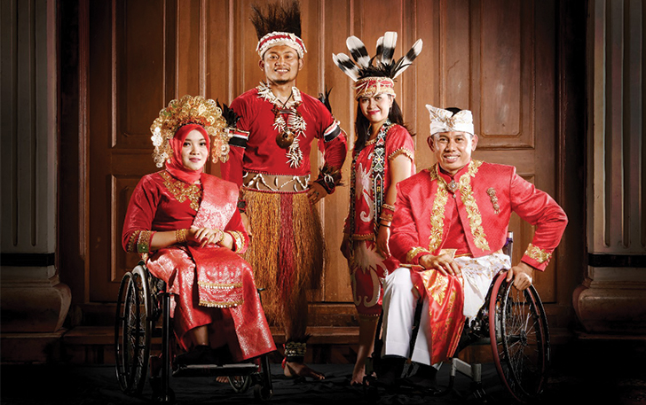 NASIONEALISME: Atlet Indonesia pembawa bendera Merah Putih saat defile pembukaan Paralimpiade Tokyo 2020. (ISTIMEWA)