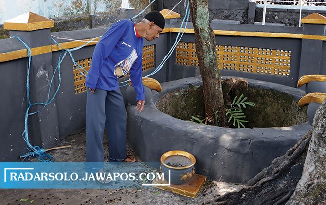 DIJAGA: Warga Kampung Bibis Kulon RT 005 RW 007, Kelurahan Gilingan, Kecamatan Banjarsari membersihkan kawasan Sendang Mbah Meyek&nbsp;