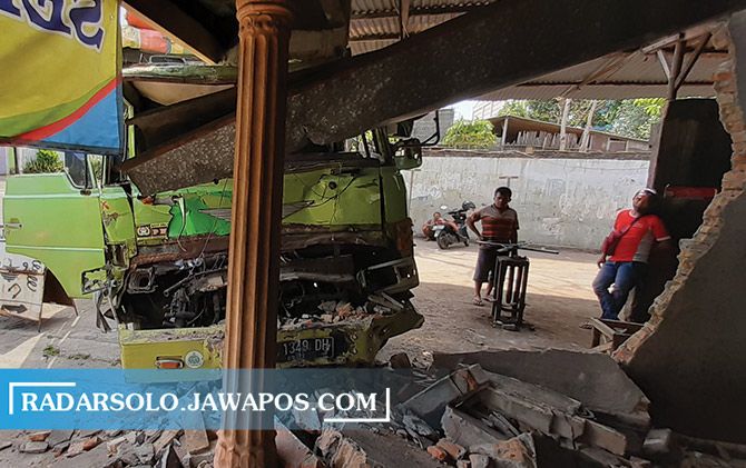 Bangunan warung mengalami kerusakan cukup parah setelah ditabrak truk Hino.