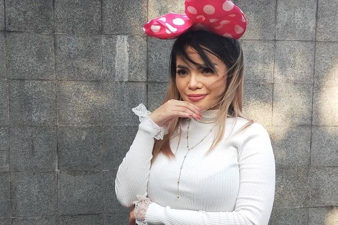 ILUSTRASI: DJ Dinar Candy diperiksa aparat kepolisian karena aksi berbikinian yang dilakukan di tengah jalan saat menolak PPKM Level 4. (Abdul Rahman/JawaPos.com)