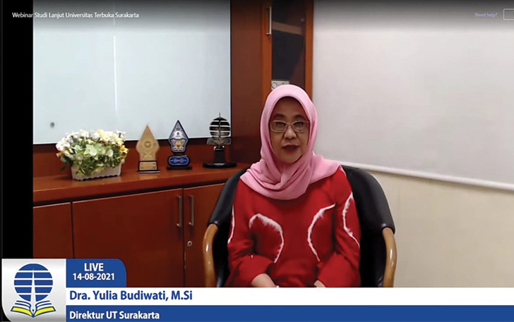 Direktur Universitas Terbuka (UT) Surakarta, Yulia Budiwati dalam webinar studi lanjut UT Surakarta, Sabtu (14/8). (ISTIMEWA)