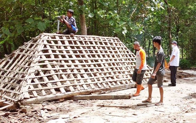 Warga, relawan, dan unsur TNI-Polri gotong royong memperbaiki rumah Ngatinem, Rabu (27/1).
