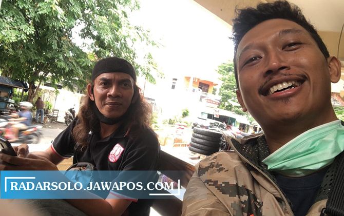 AKRAB: Agus Warsoep (kanan) dan Maryadi (kiri) saat bersilaturahmi di kios milik Maryadi.