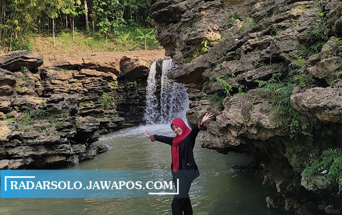 Air terjun Dung Grujug, Miri, Sragen punya keindahan alam yang menarik untuk dikunjungi. Dilengkapi sedimentasi batuan kapur yang berlapis-lapis membentuk tebing sungai yang indah.