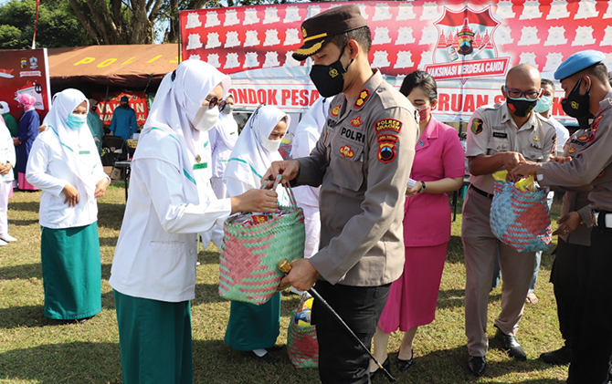 CARI BUKTI: Kapolres Sragen AKBP Yuswanto Ardi salurkan bantuan ke warga. Polres menerima aduan dugaan e-warong fiktif. (AHMAD KHAIRUDIN/RADAR SOLO)