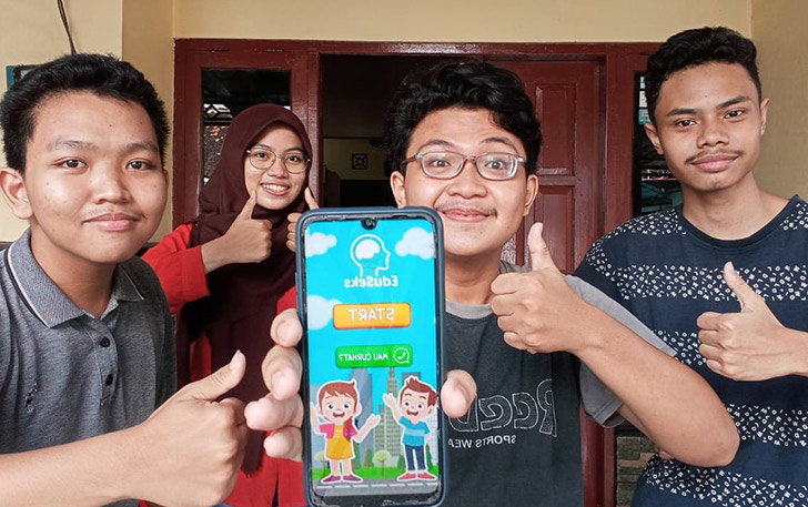 MELEK TEKNOLOGI: Siswa SMAN 1 Karanganyar, kreator aplikasi Eduseks. (MANNISA ELFIRA/RADAR SOLO)