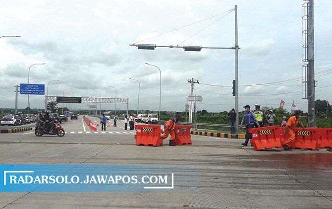Uji coba pembukaan Exit Tol Solo-Ngawi, Kebakkramat dimulai kemarin (15/12). Dishub Karanganyar segera melengkapi rambu lalu lintas di sekitar lokasi.