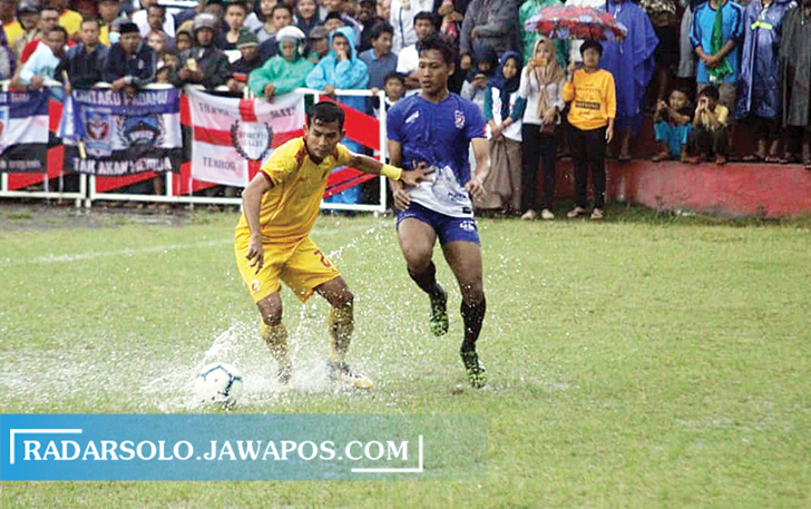 PERSIAPAN: Pemain Persebi Boyolali (kanan) melawan Sriwijaya FC dalam uji coba di Stadion Pandanarang, 2019 lalu. (NIKKO AUGLANDY/RADAR SOLO)