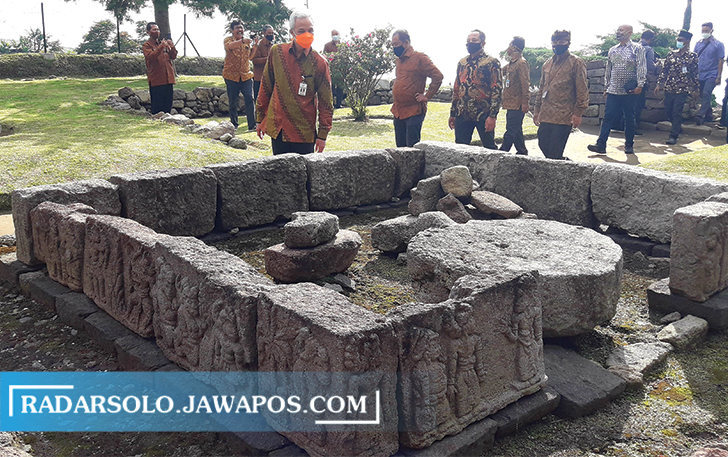 LIHAT KONDISI: Gubernur Jawa Tengah Ganjar Pranowo bersama Bupati Juliyatmono kunjungi Candi Ceto di Jenawi, Karanganyar, Minggu (8/8). (RUDI HARTONO/RADAR SOLO)