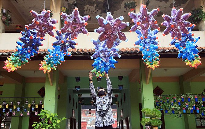 Guru SMPN 1 Kartasura membuat lampion korona warna warni yang dipasang di area sekolah setempat, Senin (25/1).