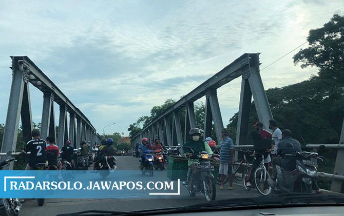 Ramai orang melintas di Jembatan Sapen.
