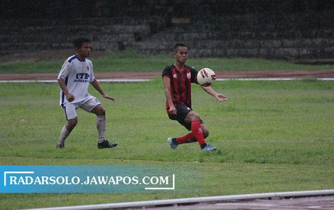 Penggawa Persis Solo Hapidin (kanan) saat diturunkan timnya melawan PS UTP dalam sebuah laga uji coba sebelum pandemi.
