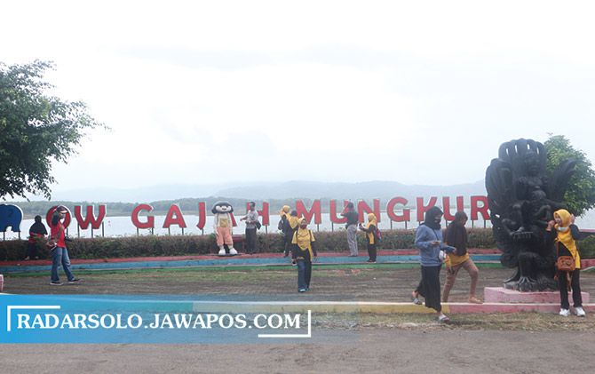 Wisatawan mengunjungi objek wisata Waduk Gajah Mungkur (WGM) yang mulai beroperasi Minggu (29/11).