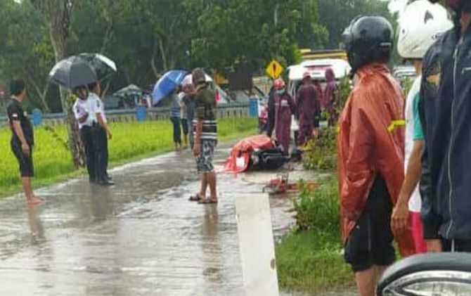 Proses evakuasi korban dan kendaraan yang tertimpa pohon tumbang di Desa Pilangsari, Kecamatan Ngrampal, Selasa (26/1).