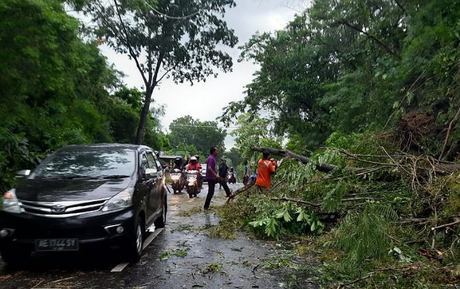 Rumah milik warga Desa Setrorejo, Kecamatan Baturetno ambruk rata tanah disapu angin kencang, Minggu (31/1)..