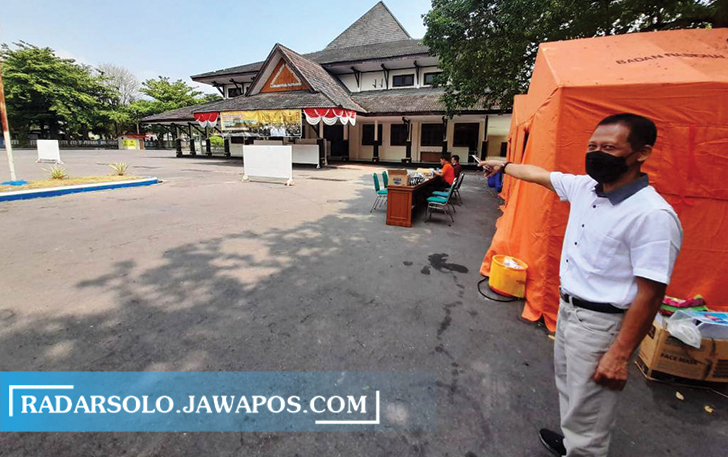 DIJAGA KETAT: Tempat isolasi terpusat (isoter) Gedung Wanita Karanganyar dihuni pasien Covid-19 tanpa gejala. Hingga kemarin, sudah ada tujuh orang yang menempati. (RUDI HARTONO/RADAR SOLO)
