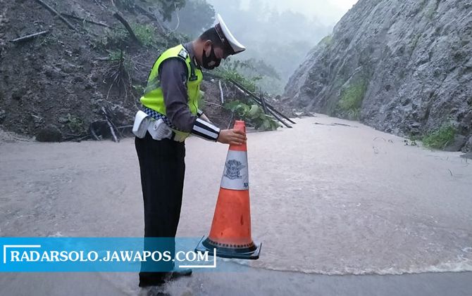 Polisi memasang traffic cone di kawasan longsor JLK.