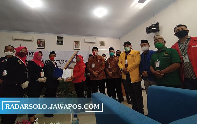 Berkas pendaftaran pasangan Joko Sutopo-Setyo Sukarno diterima KPU Wonogiri, Jumat (4/9).