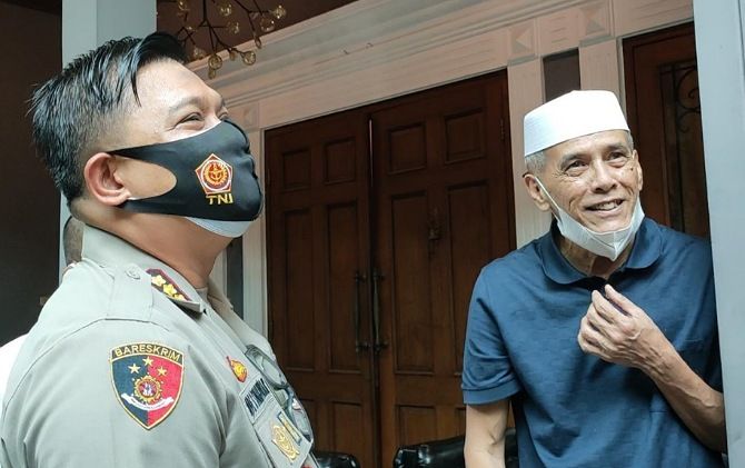 Kapolresta Solo Kombes Pol Ade Safri Simanjuntak bercengkrama dengan Habib Hasan Mulachela.