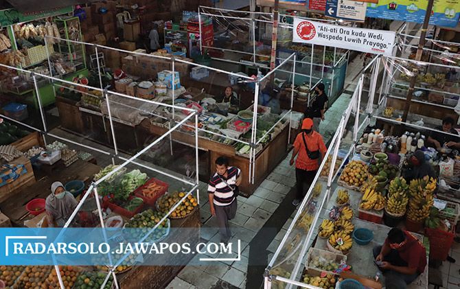 Pasar Gede yang dipasang sekat guna mencegah penyebaran Covid-19. Selama PPKM, operasional pasar tradisional tetap dibuka.
