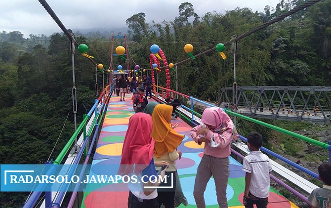 BERBURU FOTO: Wisawatan memadati jembatan Polkadot di perbatasan Selo, Boyolali-Sawangan, Magelang.