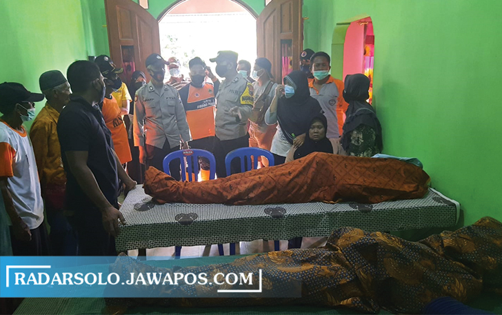 NAHAS: Dua bocah yang tewas tenggelam di Sungai Mungkung disemayamkan di rumah duka, Sabtu (28/8) sore. (AHMAD KHAIRUDIN/RADAR SOLO)