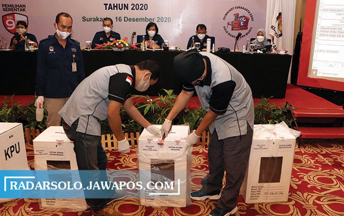 Rapat plano rekapitulasi hasil pengitungan suara Pilwalkot di The Sunan Hotel Solo, kemarin (16/12).
