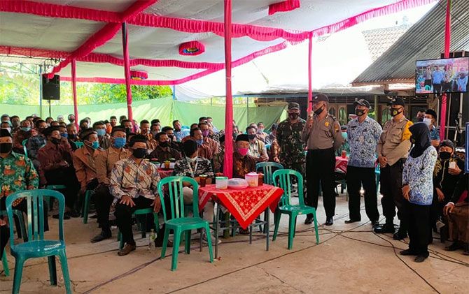 Ilustrasi petugas kepolisian memberi imbauan terkait protokol kesehatan dalam acara hajatan di Desa Poleng, Kecamatan Gesi, Sragen, Jawa Tengah, 1 Oktober lalu.